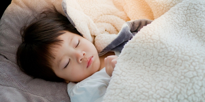 Kira-Kira Usia Berapa Ya Mom, Anak Sebaiknya Belajar Tidur Sendiri?
