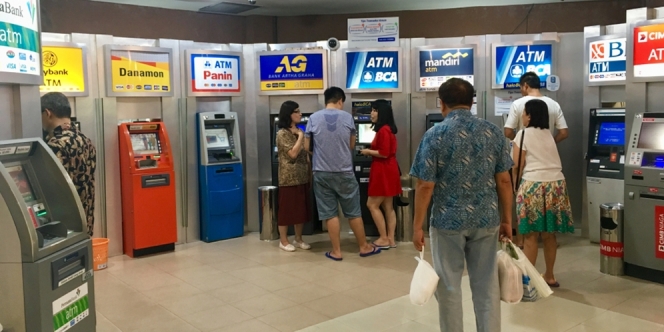Cara Mengambil Uang di ATM Berbagai Bank yang Aman dan Benar