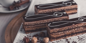 Cara Menghias Kue Ulang Tahun Sederhana, Berbentuk Segi Empat dengan Coklat Batangan untuk Pemula