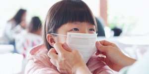 5 Tips Membiasakan Anak Pakai Masker di Luar Rumah Selama New Normal