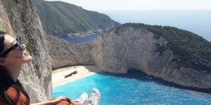 Cantik dan Indahnya Pantai Navagio Yunani, Ada Pemandangan Bangkai Kapal yang Unik!