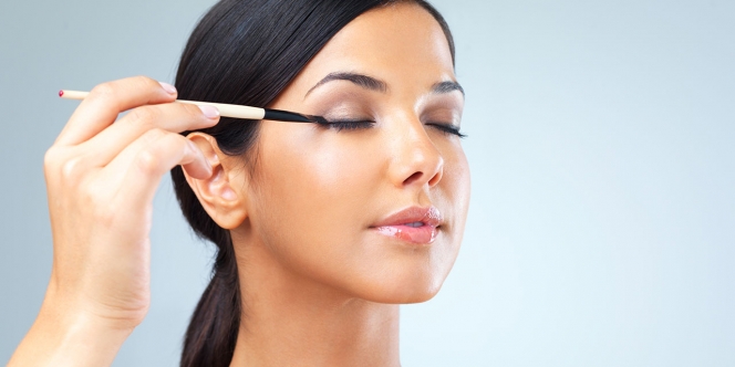 Cara Memakai Eyeliner Pensil dan Cair bagi Pemula Biar Riasan Mata Lebih Catchy