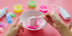 Cara Membuat Slime dari Lem Fox Tanpa Borax yang Aman Dipakai untuk Mainan Anak
