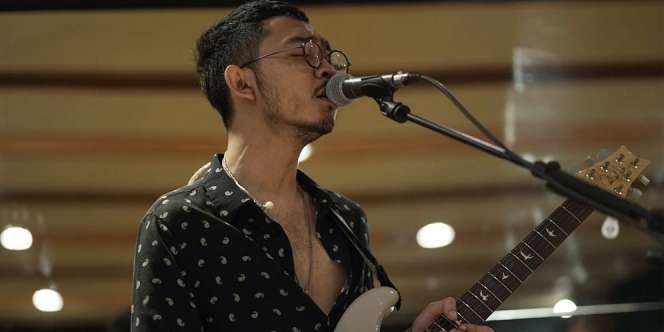 Terkenal Sebagai Penyanyi Indie, Pamungkas Ternyata Pernah Jadi Gitaris di Acara Religius TV