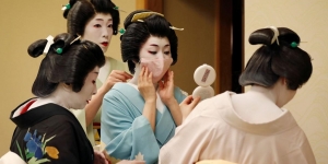 Kesulitan Terima Tamu Saat Pandemi, Para Geisha Jepang Sampai Harus Buka Layanan Online