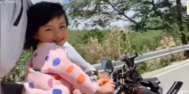 Rayakan Ulang Tahun Sang Anak, Ayah Ini Ajak Putrinya Bersepeda Keliling China selama 71 Hari!