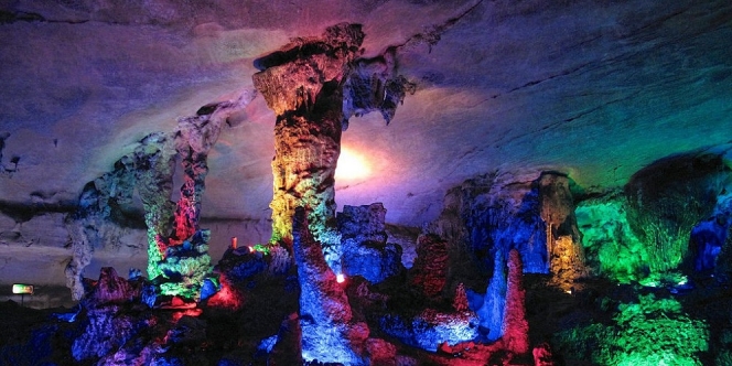 Mengunjungi Reed Flute Cave, Gua Warna-Warni yang Memanjakan Mata