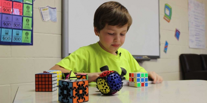 Cara Bermain Rubik untuk Ajarkan Anak dengan Cepat Ternyata Mudah kok, Moms!