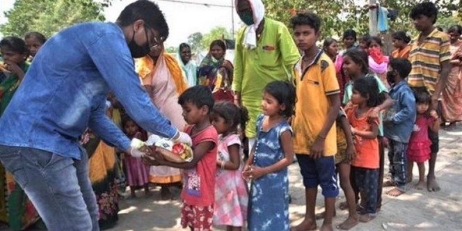 Salut, Kepala Sekolah di India Ini Hapus Uang SPP dan Beri Makan 1.500 Orang Tak Mampu Tiap Hari