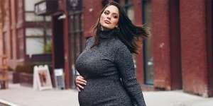 Ashley Graham Pamerkan Stretch Mark Saat Pemotretan Brand Baju Renang Ternama