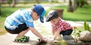 Pernah Nggak Mom Memaksakan Buah Hati Berteman dengan Anak Tertentu?