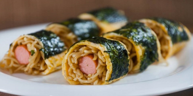Keren, Netizen Ini Bikin Sushi dengan Isian Nasi dan Indomie Pakai Jurus Sharingannya Naruto