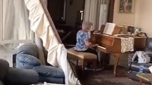 Mengiris Hati, Viral Video Nenek Bermain Piano di Tengah Reruntuhan Ledakan Lebanon