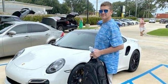 Pria di Florida Beli Mobil Sport Mewah Hanya dengan Cek yang Dicetak Sendiri