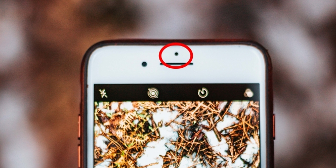 Apa sih Fungsi Sensor Kecil di Atas Layar Smartphone?
