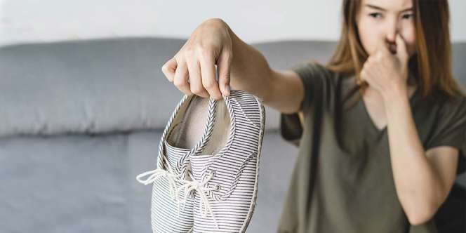 12 Cara Menghilangkan Bau Sepatu Tanpa Mencucinya, Emang Bisa?