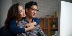 Bikin Doi Makin Cinta dengan Pelukan dari Belakang, Seberapa Besar Pengaruhnya?