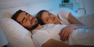 Hubungan Seks yang Memuaskan Ternyata Bisa Bantu Suami Istri Tidur Lebih Nyenyak loh!