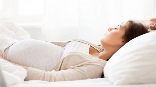 Kira-Kira Sampai Berapa Bulan Ibu Hamil Bisa Tidur Telentang? Ini Jawabnnya