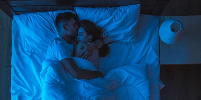 Nggak Cuma Bikin Nyenyak, Tidur sambil Memeluk Pasangan Ternyata Banyak Manfaatnya loh!