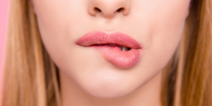 17 Penyebab Bibir Kering, Pecah-Pecah dan Hitam serta Cara Mengatasinya