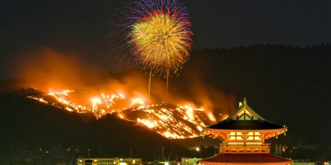Cuma di Jepang Ada Tradisi Membakar Gunung! Biar Apa, Ya?