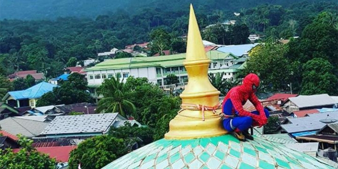 Bikin Warga Salut, Kini Spiderman Ikut Bersih-Bersih Kubah Masjid