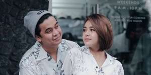 So Sweet Banget! Amanda Manopo Cium Tangan Billy Syahputra Sepulang Sholat Jum'at