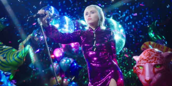 Dengan Gaya Disko 80-an, Miley Cyrus Luncurkan Video Klip Musik Terbarunya 'Midnight Sky'