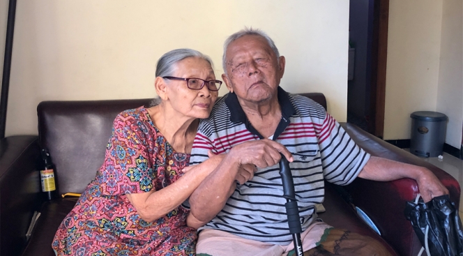 Viral Tingkah Kakek Nenek Jalani Usia Senja Bersama Ini Bikin Netizen Meleleh!