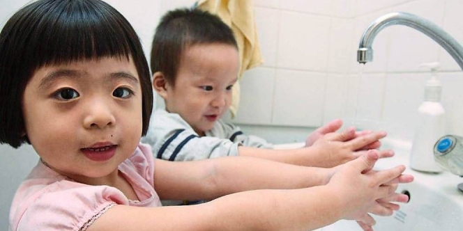 5 Cara Mudah Membiasakan Anak Senang Cuci Tangan