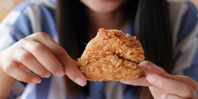 Gak Perlu Lagi Repot Gigitin Tulang, Gini loh Cara Enak Makan Ayam
