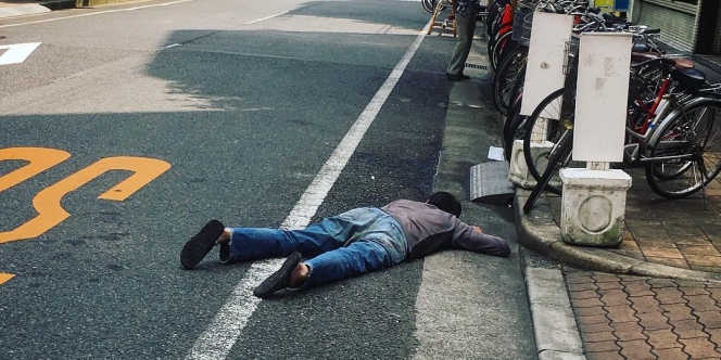 Tidur Beralaskan Aspal Jalan Raya Sedang Jadi Tren di Jepang