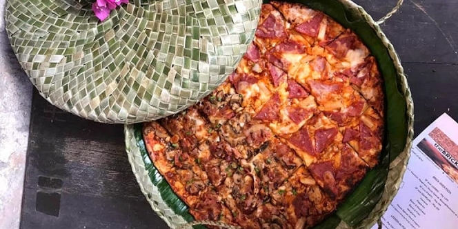 Tradisional Banget, Pizza Ini Disajikan dan Dibungkus Menggunakan Anyaman Daun Pandan!