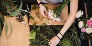 Cara Merangkai Bunga Hidup atau Plastik untuk Dijadikan Buket Hadiah Saat Wisuda