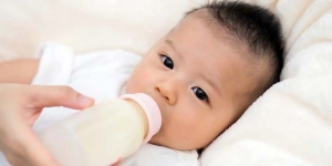 Tips Membuat Bayi Terbiasa Minum Susu dari Botol
