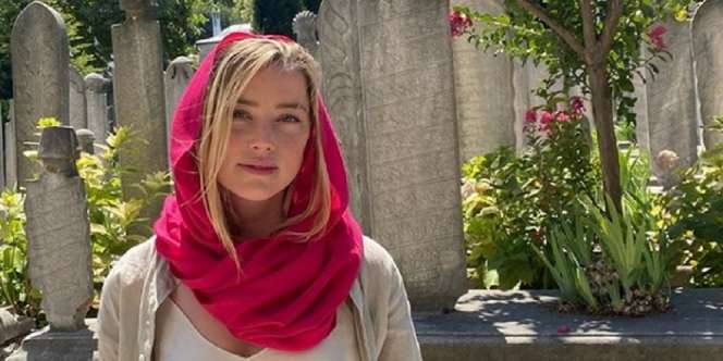 Amber Heard Panen Hujatan Setelah Kunjungi Masjid Hagia Sophia Turki, Meski Sudah Kenakan Hijab