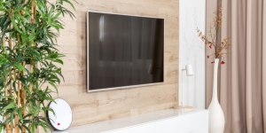 Mana yang Lebih Baik, Memasang TV di Dinding atau di Meja ya Moms?