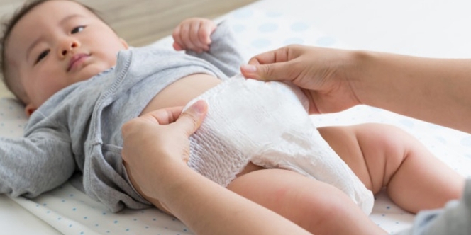 Boleh Gak sih Membangunkan Bayi yang Tidur untuk Ganti Popok?