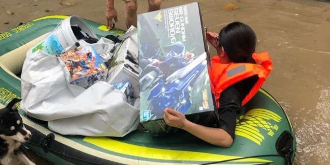 Bikin Haru, Istri Ini Rela Terjang Banjir Demi Selamatkan Koleksi Gundam Milik Suami