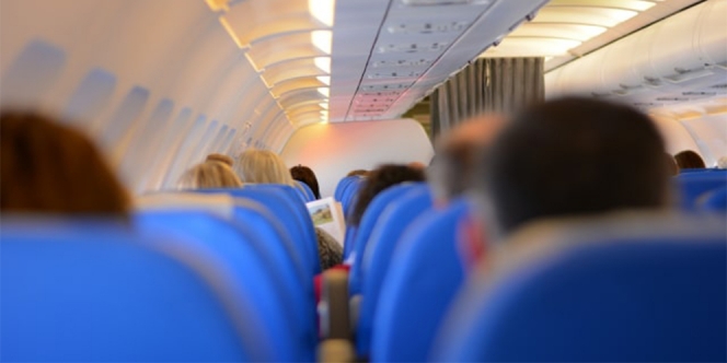 Gak Terima Ditegur karena Tak Pakai Masker, Perempuan Ini Malah Berkelahi di Dalam Pesawat