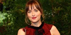 Punya Konsep Kamar Mandi yang Unik, Ini Potret Rumah Dakota Johnson dengan Tema Kayu