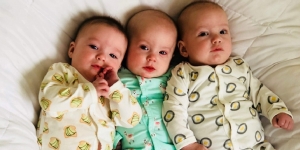 Cara Mengasuh Tiga Anak Kembar Sendirian Ala Seorang Ayah, Super Gemas!