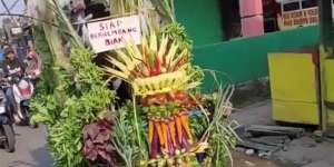 Nggak Hanya Dibuat Jualan, Gerobak Sayur Ini Juga Dijadikan Kendaraan Pengiring Pengantin