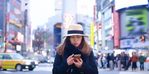 Dianggap Berbahaya, Sejumlah Kota di Dunia Ini Larang Penggunaan Ponsel Sambil Jalan Kaki