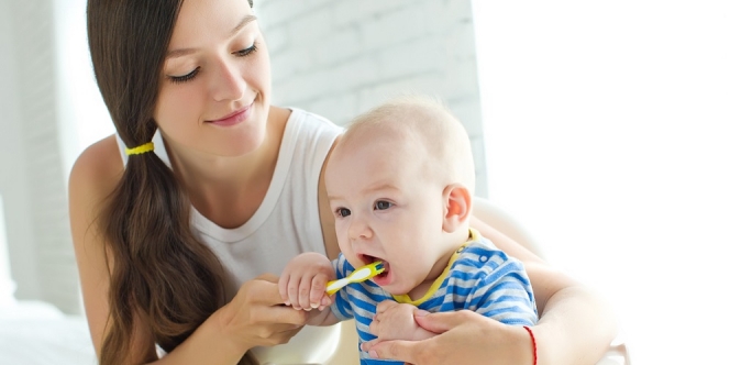 Gimana sih Cara Menggosok Gigi Bayi yang Aman Mom?