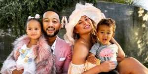 Persiapkan Anak untuk Sekolah, Chrissy Teigen Buat Ruang Kelas dengan Alat Lengkap di Rumahnya