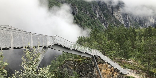 Merasakan Ngerinya Jembatan yang Dibangun di Atas Air Terjun Curam Norwegia!