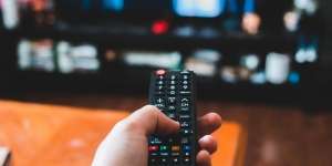 Ini lho Alasan Kalau Remote TV Ditepuk Saat Rusak Akan Langsung Berfungsi Lagi