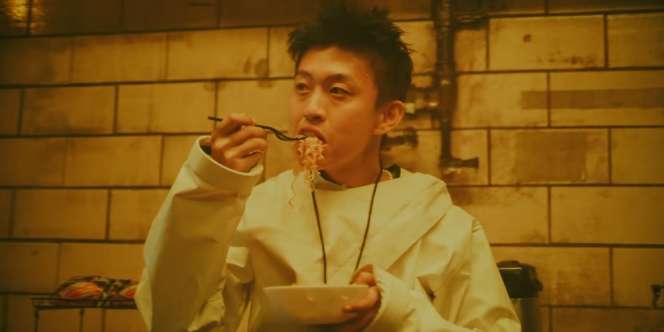 Rilis Singel Baru, Rich Brian Makan Indomie di Video Klip Love In My Pocket